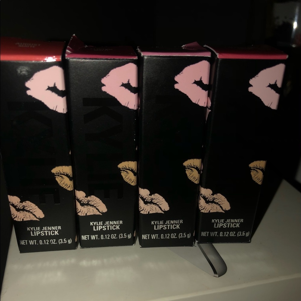 Kylie Jenner lipstick plus beauty blender